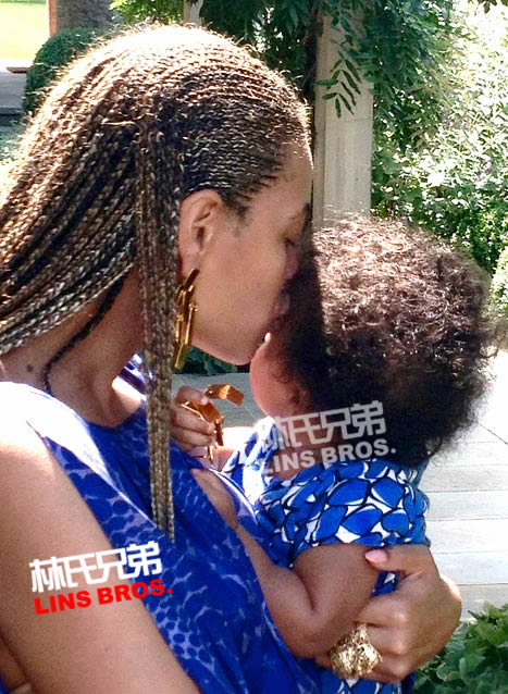 Jay Z和Beyonce女儿Blue Ivy已经1周岁，阿姨Kelly Rowland沙滩送来祝福 (照片)