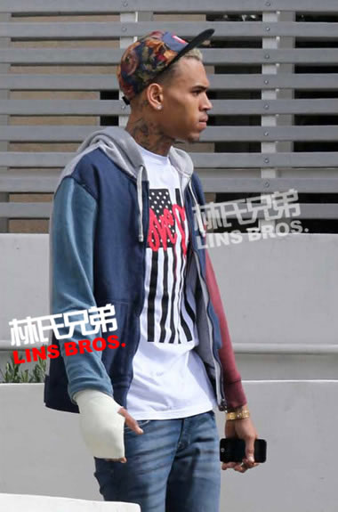 Chris Brown在与Frank Ocean打架闹剧后受伤 手缠上绷带 (照片)