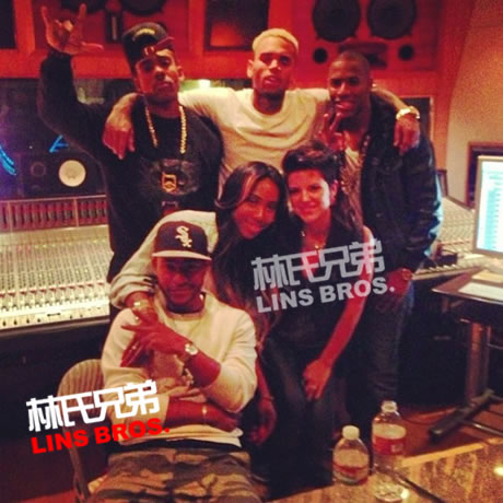 Chris Brown回应和Frank Ocean录音室打架..发布录音室照片 (照片)