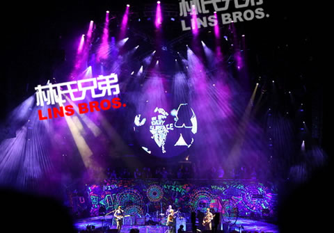 Jay Z与Coldplay在纽约布鲁克林网队球场举行迎新年演唱会 (照片)