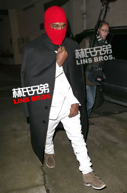 Kanye West带上红色头套，出席巴黎时装周 (照片)