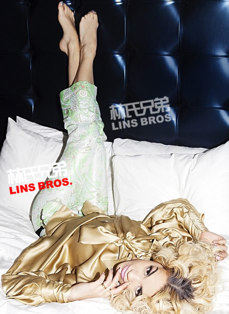 Rita Ora 出现在 Out Magazine 内页 (照片)
