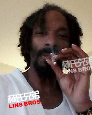 Snoop Dogg刚做完新指甲，法式指甲 (照片)