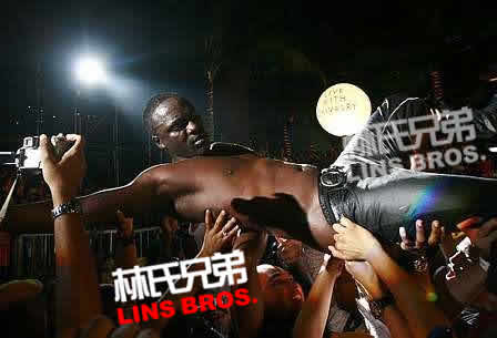 Akon 被起诉，因为演唱会上做了这个动作