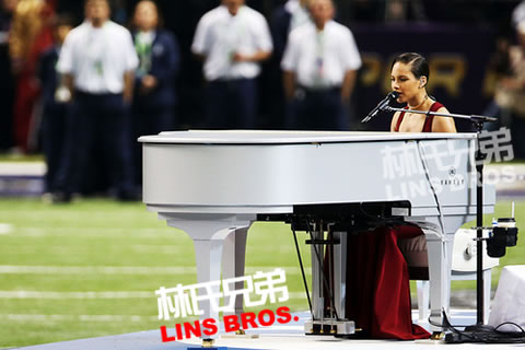 Alicia Keys在2013超级碗Super Bowl XLVII表演美国国歌 (视频+照片)
