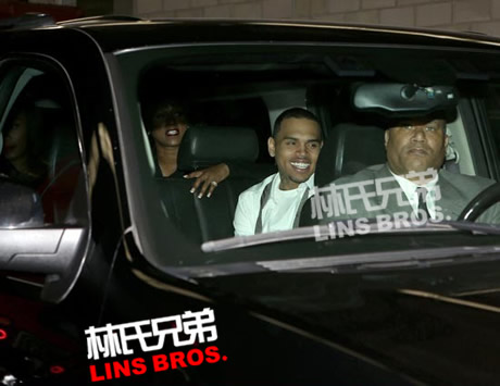 Rihanna陪伴Chris Brown出席洛杉矶法庭听证会 (照片)