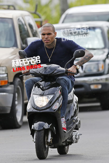 Chris Brown和好兄弟Sean Kingston在夏威夷骑摩托车“飙车” (照片)