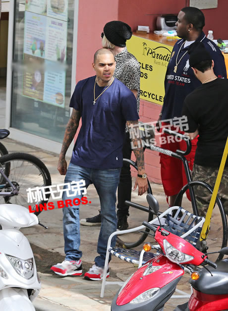 Chris Brown和好兄弟Sean Kingston在夏威夷骑摩托车“飙车” (照片)