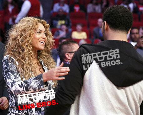 Drake绅士为Jay Z和Beyonce夫妇送上茶水 (照片)