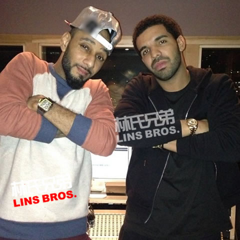Jay Z, Drake, Timbaland在录音室里 Swizz Beatz戴上兄弟Hov的大项链 (照片)