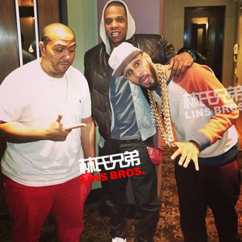 Jay Z, Drake, Timbaland在录音室里 Swizz Beatz戴上兄弟Hov的大项链 (照片)