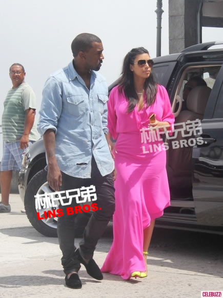 Kanye West 和女友卡戴珊Kim Kardashian巴西摆Pose (照片)