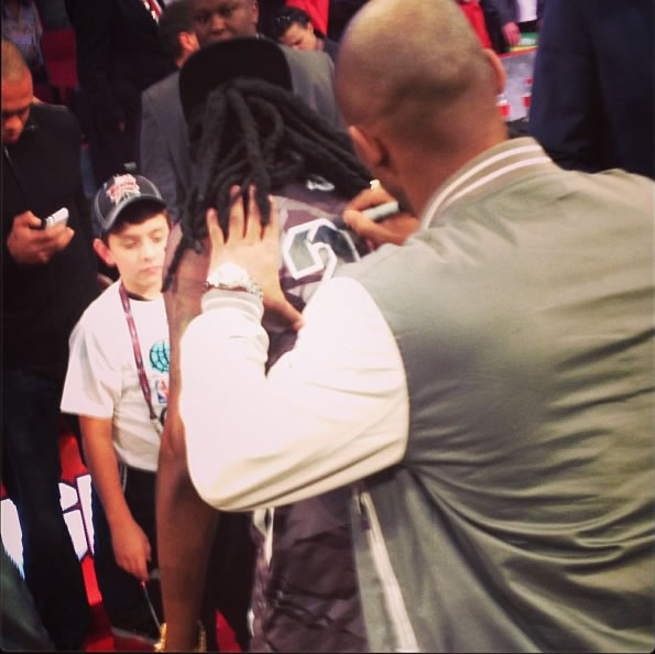 2 Chainz在2013 NBA全明星周六赛演出 科比为他签名演出球衣 (视频)