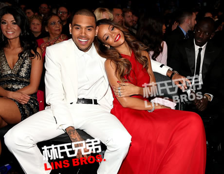 Chris Brown抱着Rihanna 在2013年格莱美颁奖典礼现场 (照片)