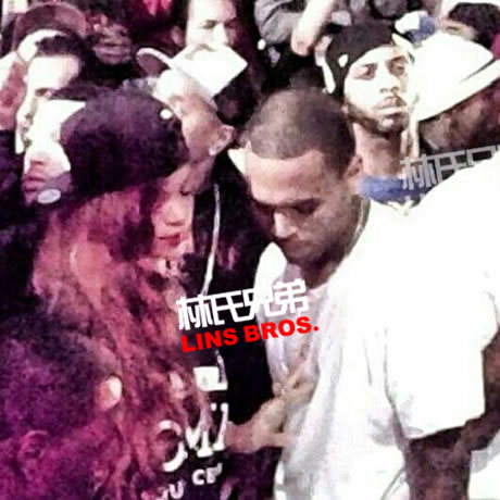 Rihanna与Chris Brown在夜店Party...Breezy开法拉利带Rihanna离开 (照片)