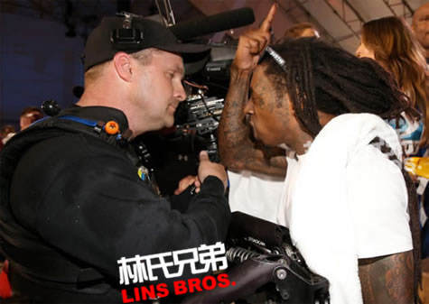Lil Wayne在橄榄球明星赛现场与摄影师发生争执 情绪激动 (照片)