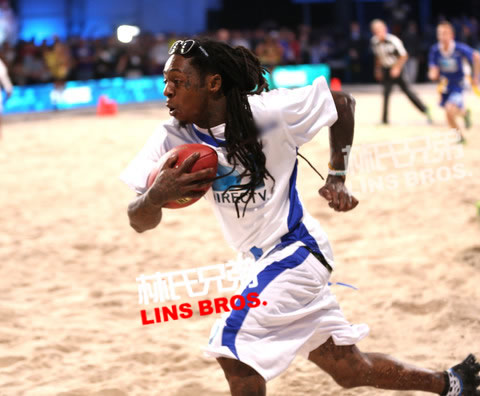 Lil Wayne与Snoop Dogg参加沙滩橄榄球明星赛激烈对抗 (照片)