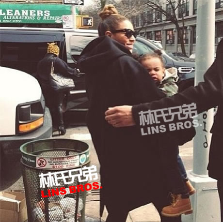 Beyonce抱着女儿Blue Ivy 布鲁克林午餐，没用布包着 (照片)