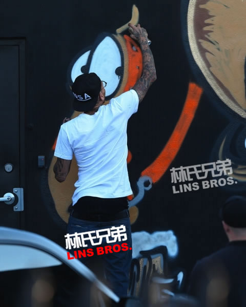 更多Chris Brown在迈阿密的墙壁上合法涂鸦照片 (5张照片)