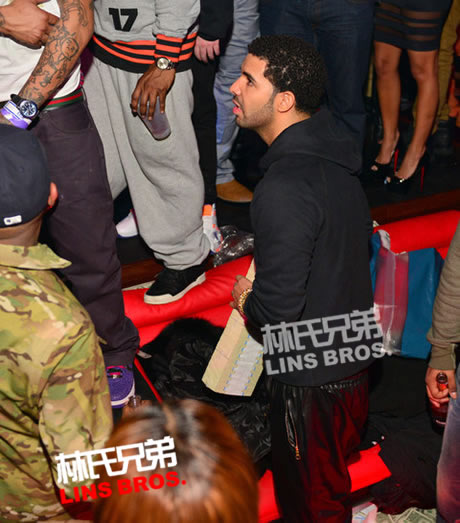 Drake在北卡罗来纳夜店洒下$50000美元 (照片)