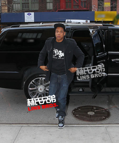 Jay Z 纽约外出，从SUV车上下来 (照片)