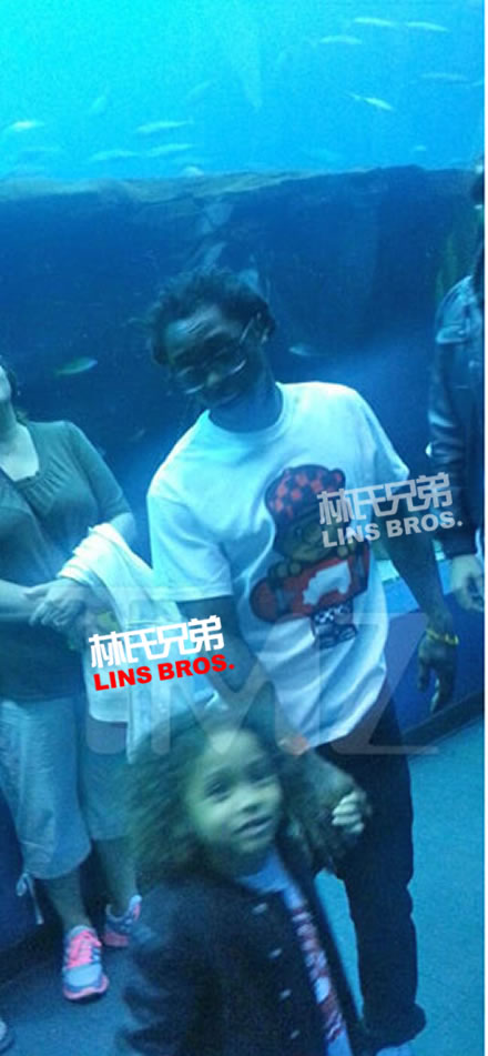 Lil Wayne重病之前与儿子在水族馆很健康地游玩 (照片)