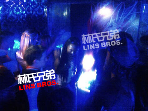 Lil Wayne在Paris Hilton生日Party演出...脸上增添新纹身 (照片)