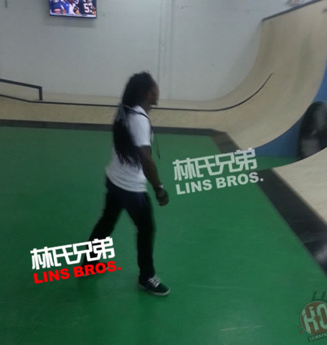 Lil Wayne在家里玩滑板...邀请Soulja Boy玩滑板和打保龄球 (照片)