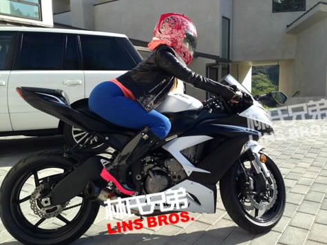 Nicki Minaj开两轮车去超市...戴着头盔购物 (照片)
