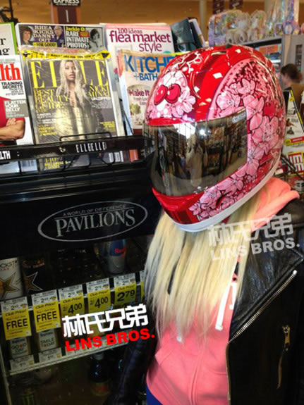 Nicki Minaj开两轮车去超市...戴着头盔购物 (照片)
