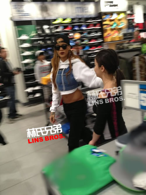 Rihanna是女人所以也喜欢购物...在加拿大卡尔加里 (5张照片)