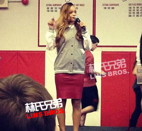 Rihanna参加芝加哥高中慈善活动..迟到4个小时.. (6张照片)