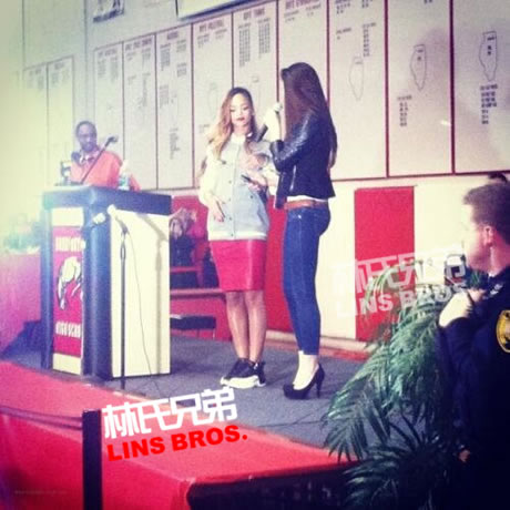 Rihanna参加芝加哥高中慈善活动..迟到4个小时.. (6张照片)