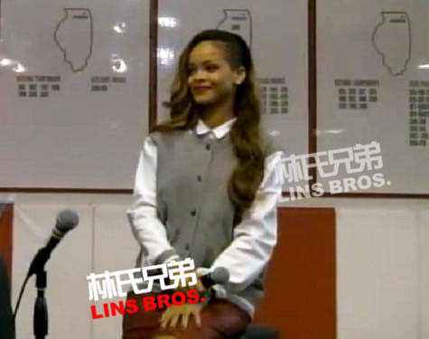 Rihanna参加芝加哥高中慈善活动..迟到4个小时.. (6张照片)