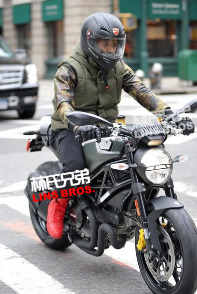 Usher 纽约购买杜卡迪摩托车，穿梭街头 (照片)