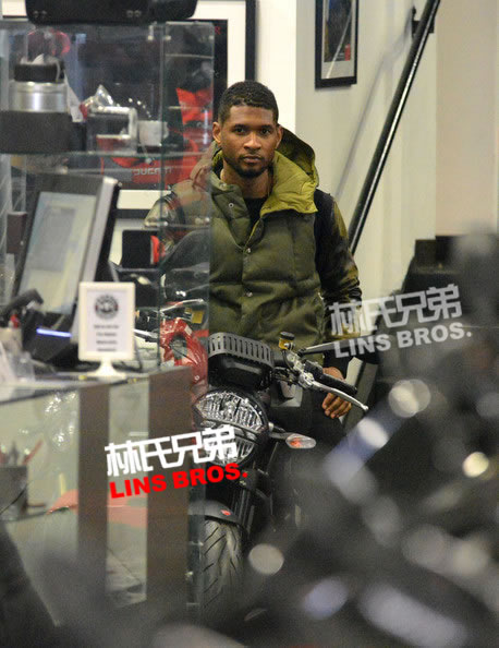 Usher 纽约购买杜卡迪摩托车，穿梭街头 (照片)