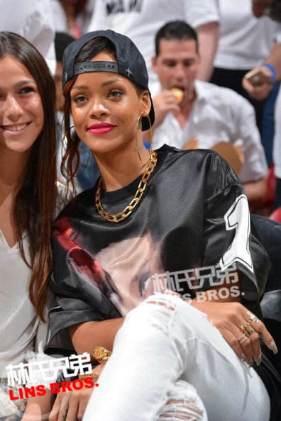 Rihanna是迈阿密热火队超级粉丝...最喜欢詹姆斯..观看热火Vs.雄鹿队季后赛 (8张照片)