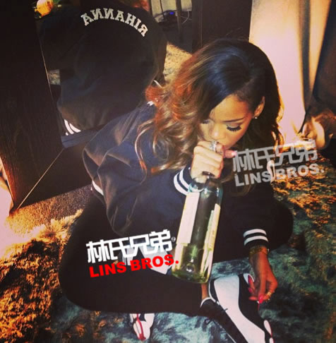 又惹争议!! Rihanna再发布几张具有争议的照片 (6张照片)