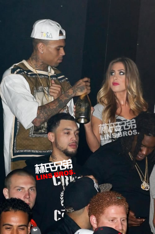 Chris Brown有了新女人? 他与金发女子在夜店里手牵手 (3张照片)