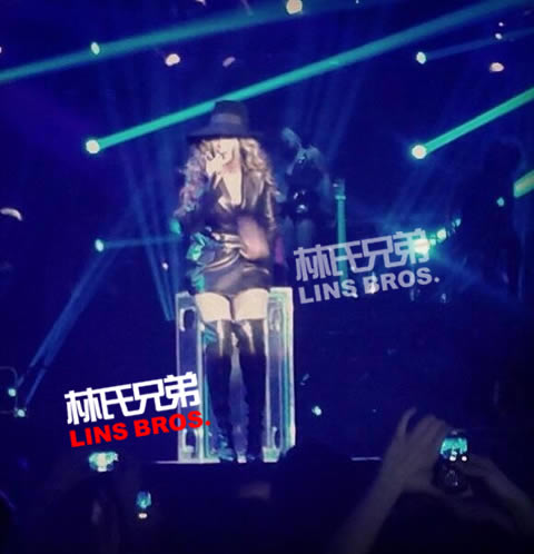 Beyonce首场百变造型炸开2013 The Mrs. Carter Show World巡回演唱会 (14张照片)