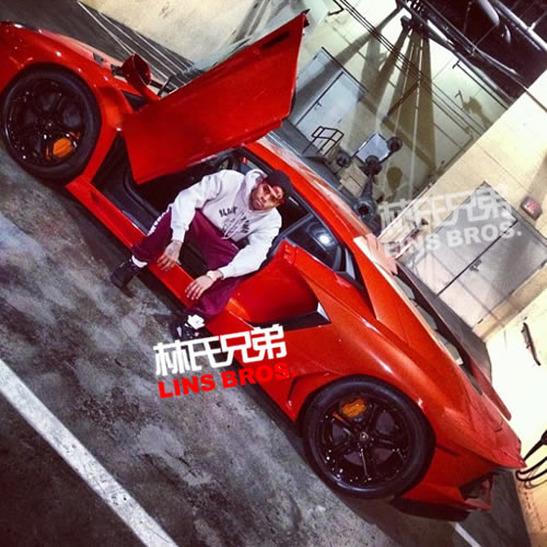 炫 x 酷!! Chris Brown把他的蓝博基尼超级跑车改装.. 漂亮的玩具 (4张照片)