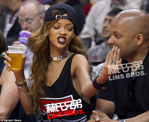 Rihanna没有Chris Brown陪伴看湖人Vs快船比赛..will.i.am上前打招呼 (12张照片)