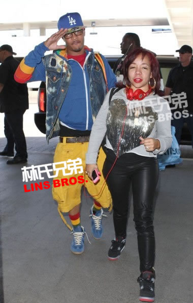 T.I.时尚打扮带着妻子Tiny出现在洛杉矶国际机场 (5张照片)