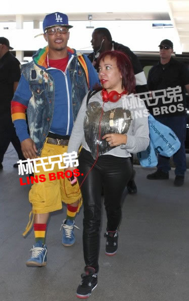 T.I.时尚打扮带着妻子Tiny出现在洛杉矶国际机场 (5张照片)