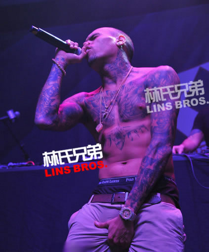 Chris Brown庆祝DJ Prostyle生日现场表演 (7张照片)