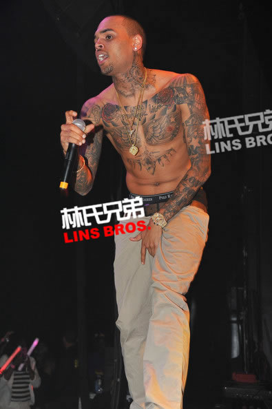 Chris Brown庆祝DJ Prostyle生日现场表演 (7张照片)