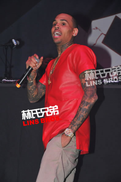 Chris Brown庆祝DJ Prostyle生日现场表演 (7张照片)