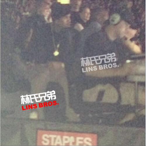 谁也离开不了谁! Chris Brown观看Rihanna在洛杉矶的演唱会..他们又重新在一起? (2张照片)