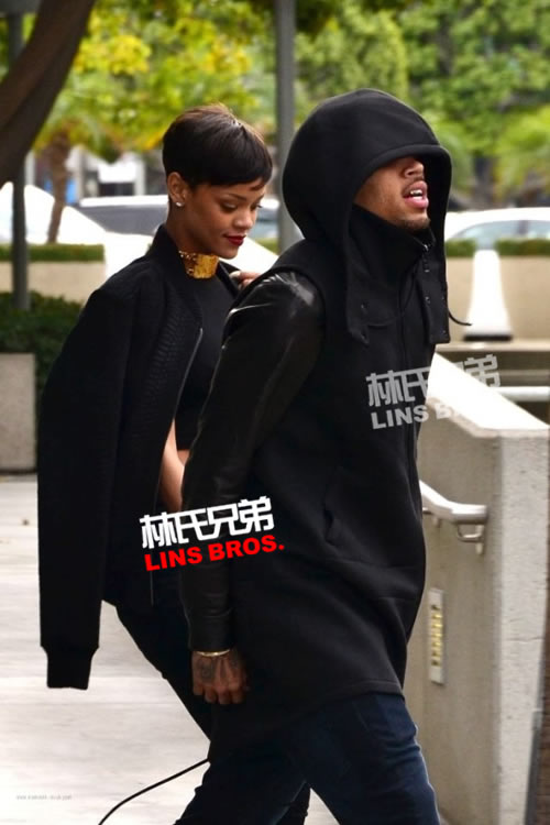 Chris Brown据说与一位纽约女服务员约会..所以Rihanna没有陪伴他出庭?