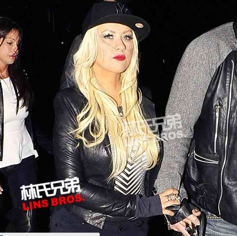 Christina Aguilera克里斯蒂娜·阿奎莱拉和男友观看Rihanna演唱会 (照片)